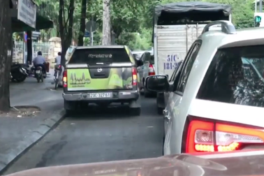 Đỗ xe gây cản trở giao thông - Chuyện thường ngày ở huyện?