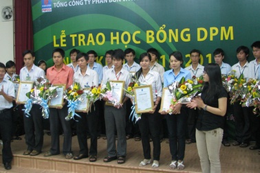 Cần Thơ: Trao 33 suất học bổng cho sinh viên nghèo học giỏi