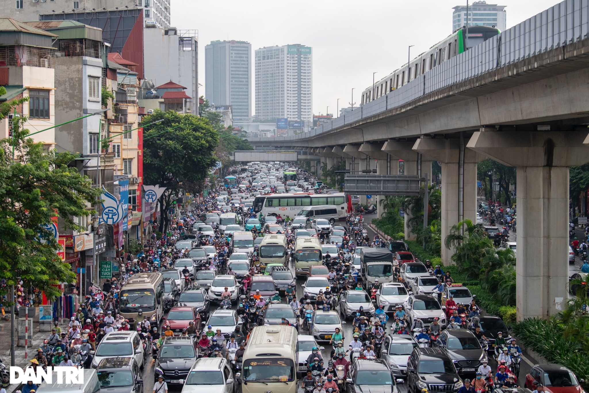 View - Hà Nội: Mưa ngập khắp nơi, ùn tắc nhiều đường, phố | Báo Dân trí