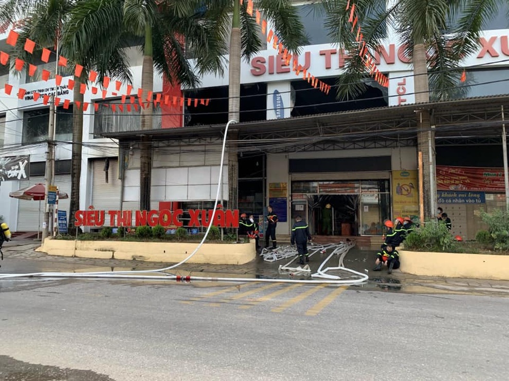 Siêu thị cháy lớn lúc rạng sáng - 1 Siêu thị cháy lớn lúc rạng sáng - 1