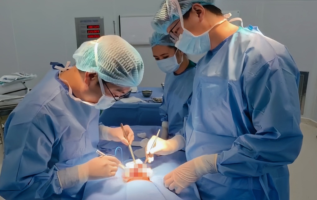 Bé trai 11 tuổi bị rách bìu, lộ tinh hoàn sau cú va vào ghi-đông xe đạp - 1