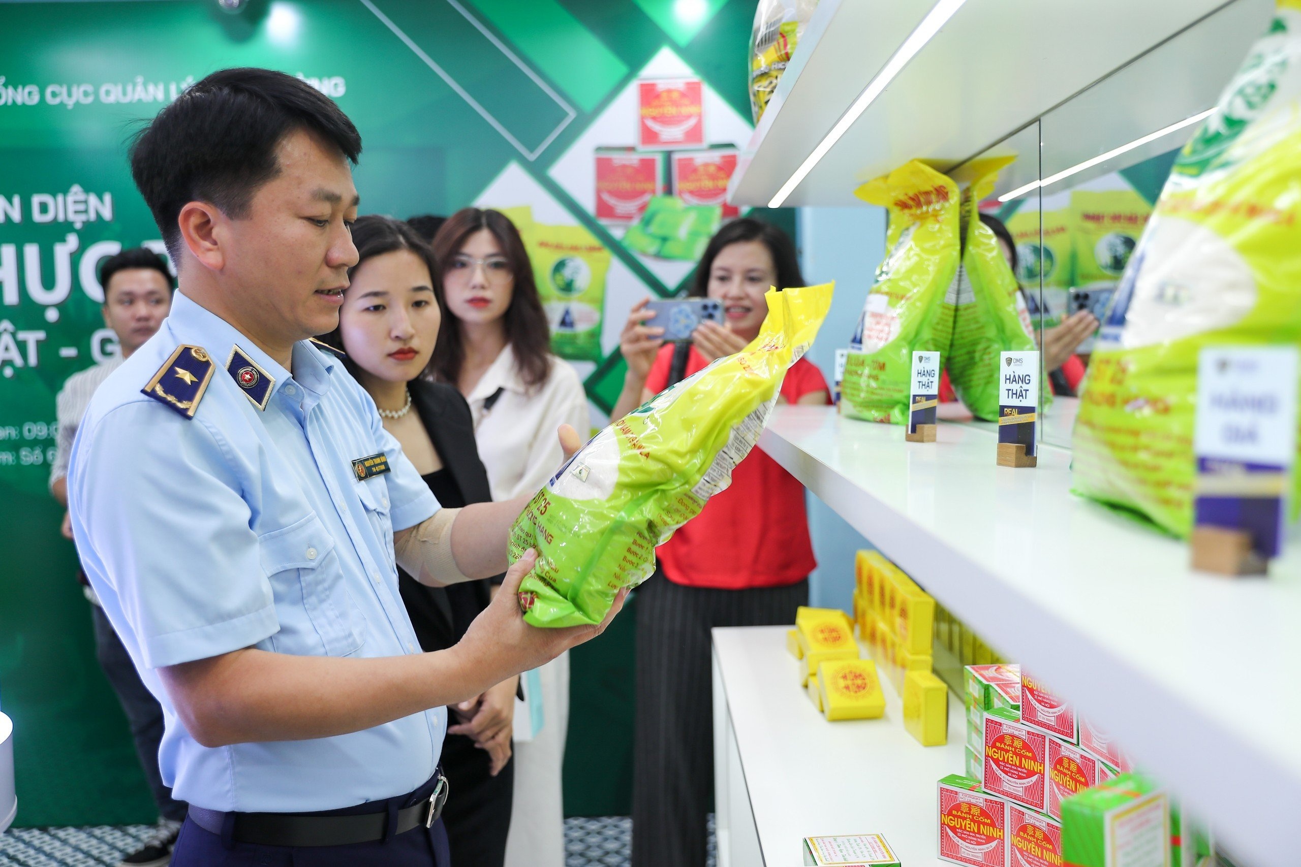hàng thật giả 2.jpg hàng thật giả 2.jpg