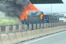 Ô tô cháy ngùn ngụt trên cao tốc TPHCM - Long Thành - Dầu Giây