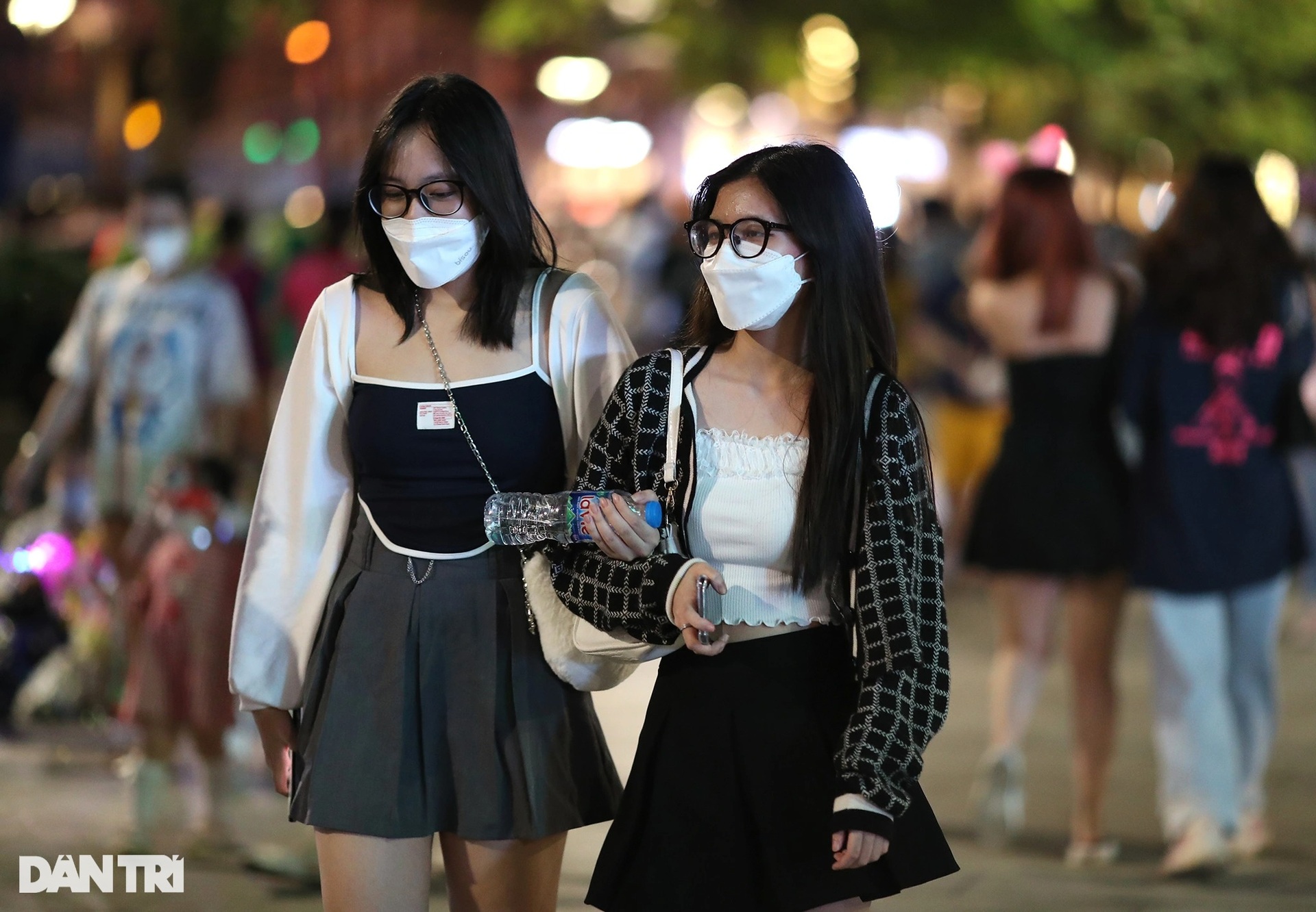 Giới trẻ diện cổ phục triều Nguyễn giữa đêm hóa trang ma quái ở TPHCM - 2 Giới trẻ diện cổ phục triều Nguyễn giữa đêm hóa trang ma quái ở TPHCM - 2