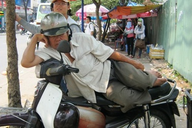 Xe ôm “thắt lòng” vì khách… giảm mạnh