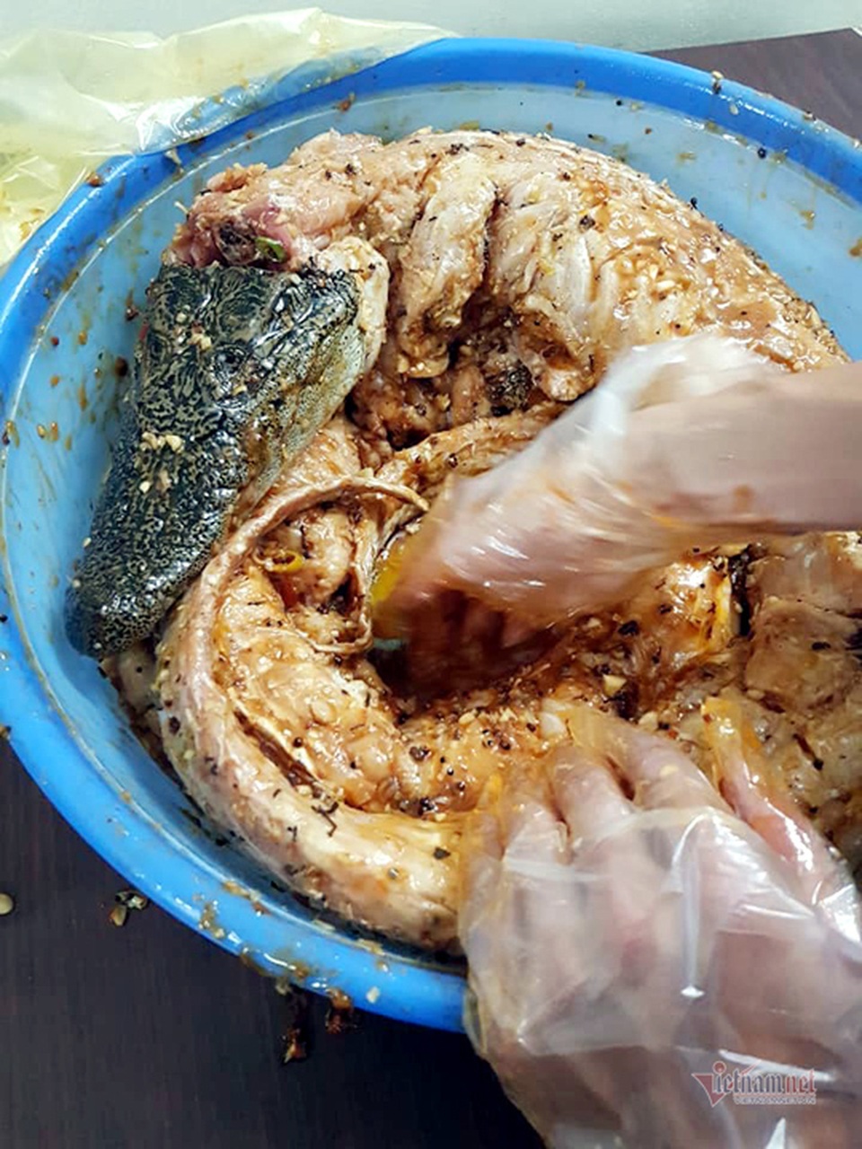 Cá sấu nguyên con rẻ như rau, nướng ăn liền ngày bán 2 tạ - 4 Cá sấu nguyên con rẻ như rau, nướng ăn liền ngày bán 2 tạ - 4