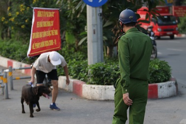 Bất chấp biển cấm, nhiều người nối nhau vào phố đi bộ để tập thể dục