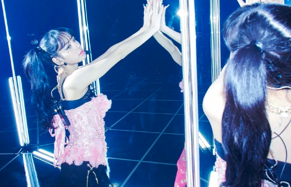Bất ngờ với hình ảnh gợi cảm của Lisa (Blackpink) - 2 Bất ngờ với hình ảnh gợi cảm của Lisa (Blackpink) - 2