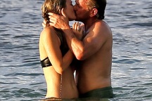 Sao Hollywood hẹn hò với bạn gái kém 32 tuổi