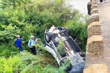 Ô tô rơi khỏi cầu rồi lật ngửa, tài xế thoát chết