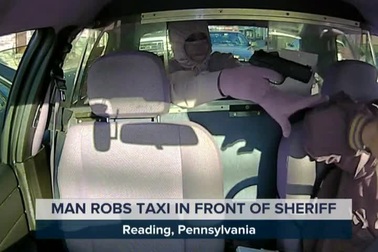 Tên cướp “xui xẻo” thực hiện hành vi phạm tội ngay trước mũi xe cảnh sát