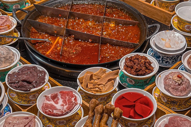 Nắng nóng kỷ lục chảy đế giày, người dân phải xuống hầm sâu ăn lẩu cay