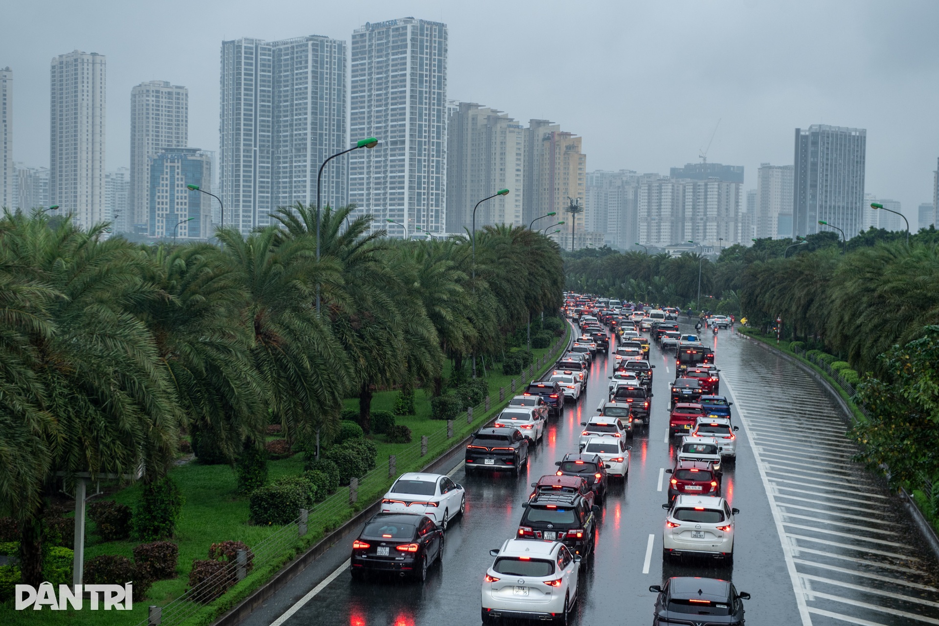 Mưa rả rích kéo dài, giao thông Hà Nội tê liệt nhiều tuyến đường - 2