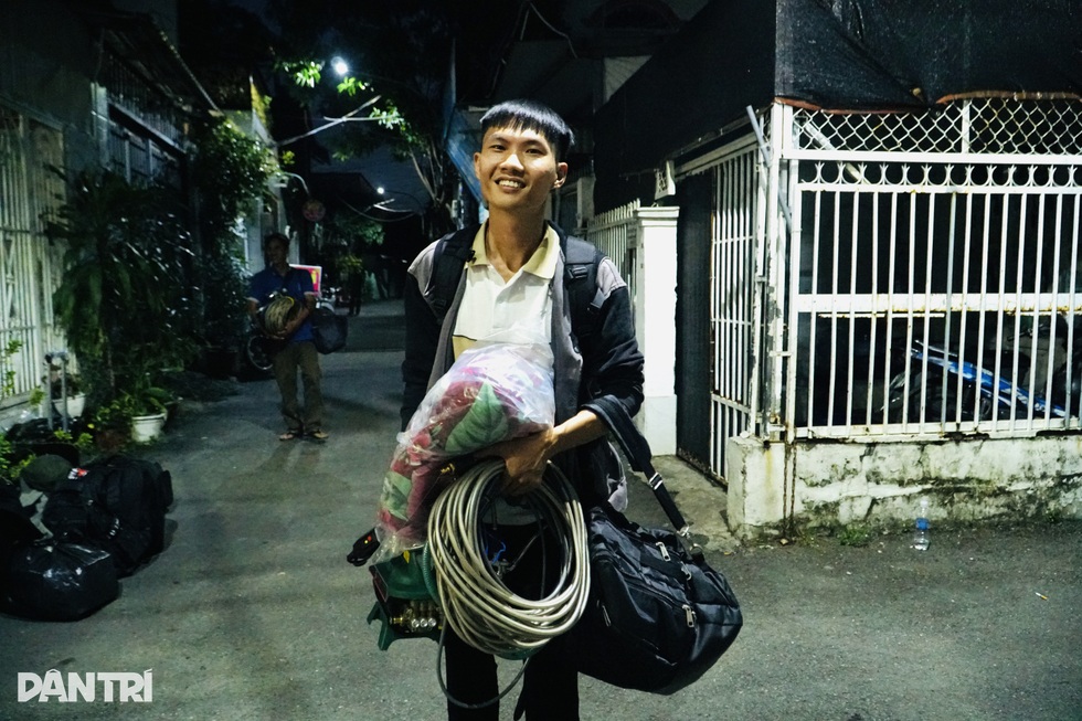 Nhóm thợ từ TPHCM ra vùng lũ sửa ti vi, tủ lạnh cho bà con Phú Yên - 2