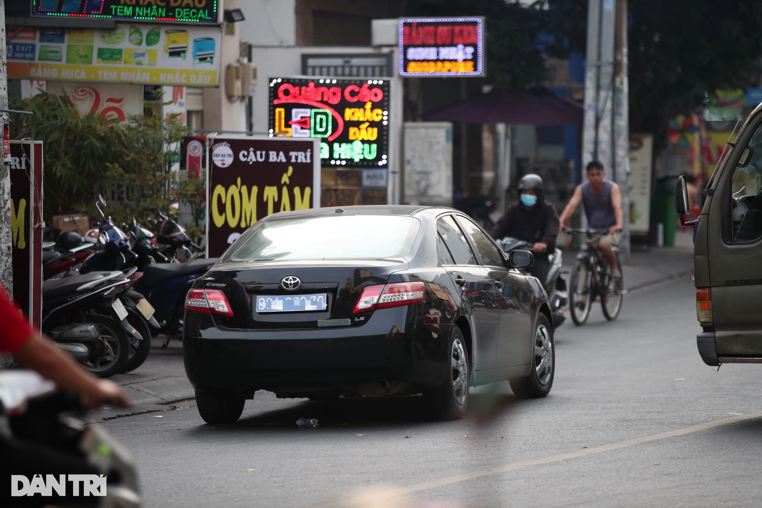ប៉ូលីសបិទផ្លូវពេញមួយថ្ងៃ ដើម្បីត្រួតពិនិត្យរបារនៅ HCMC - ៦ Cảnh sát phong tỏa đường cả ngày để kiểm tra quán bar ở TPHCM - 6