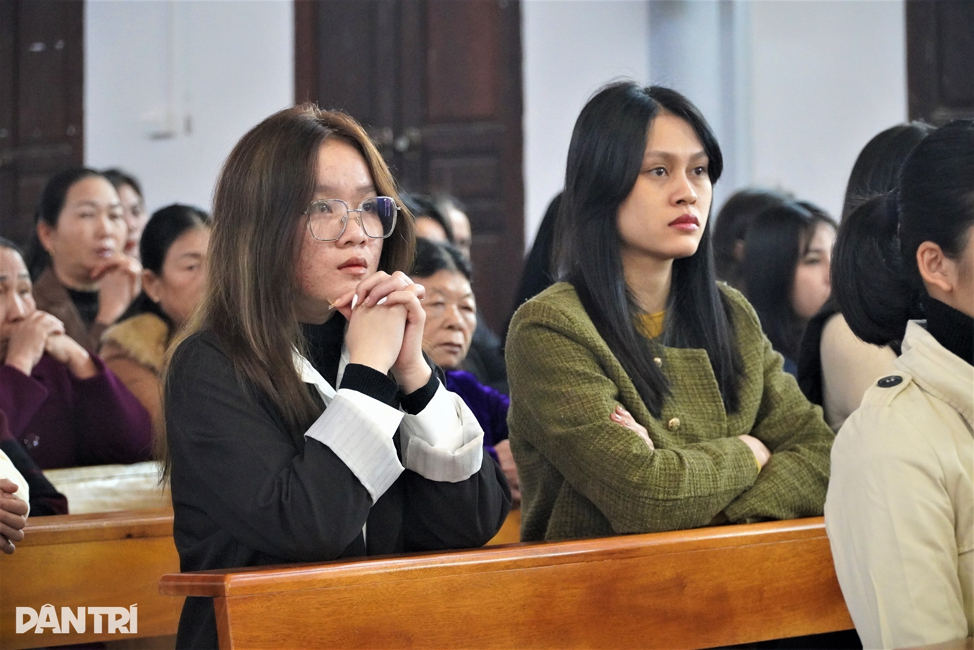 Người Công giáo đến nhà thờ cầu bình an và hái lộc thánh đầu năm - 6 Người Công giáo đến nhà thờ cầu bình an và hái lộc thánh đầu năm - 6