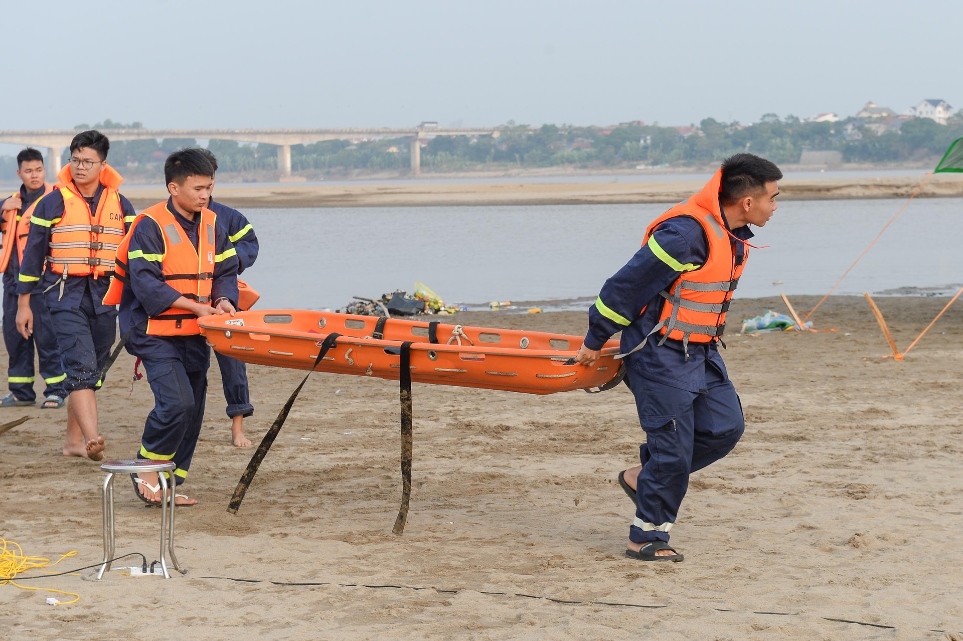 Người nhà nghẹn ngào ôm di vật nữ sinh đuối nước ở Phú Thọ - 5 Người nhà nghẹn ngào ôm di vật nữ sinh đuối nước ở Phú Thọ - 5