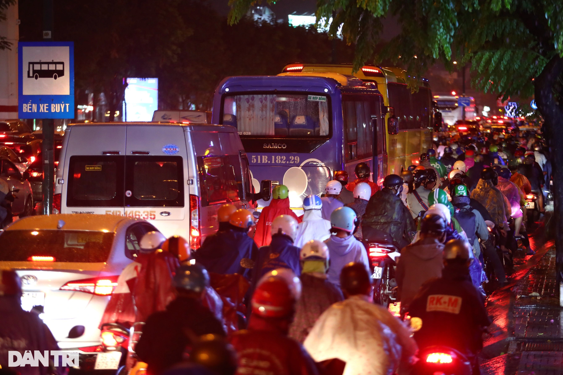 Dòng người dài 2km dầm mưa, len lỏi trong ùn tắc rời TPHCM về quê nghỉ lễ - 1 Dòng người dài 2km dầm mưa, len lỏi trong ùn tắc rời TPHCM về quê nghỉ lễ - 1