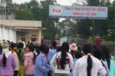 Công nhân đình công, doanh nghiệp chờ cho nghỉ việc