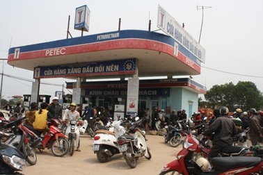 Hỗn loạn tại cây xăng vì nghi bán xăng "bẩn" gây cháy xe