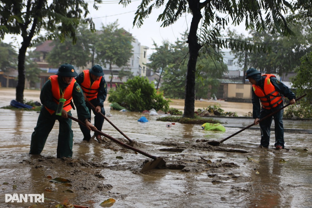 Sản phụ vượt cạn ngay giữa dòng nước lũ - 2 Sản phụ vượt cạn ngay giữa dòng nước lũ - 2