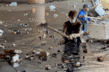 Nhóm bạn trẻ Hà Nội ngâm mình vớt rác hàng giờ dưới dòng kênh đen kịt