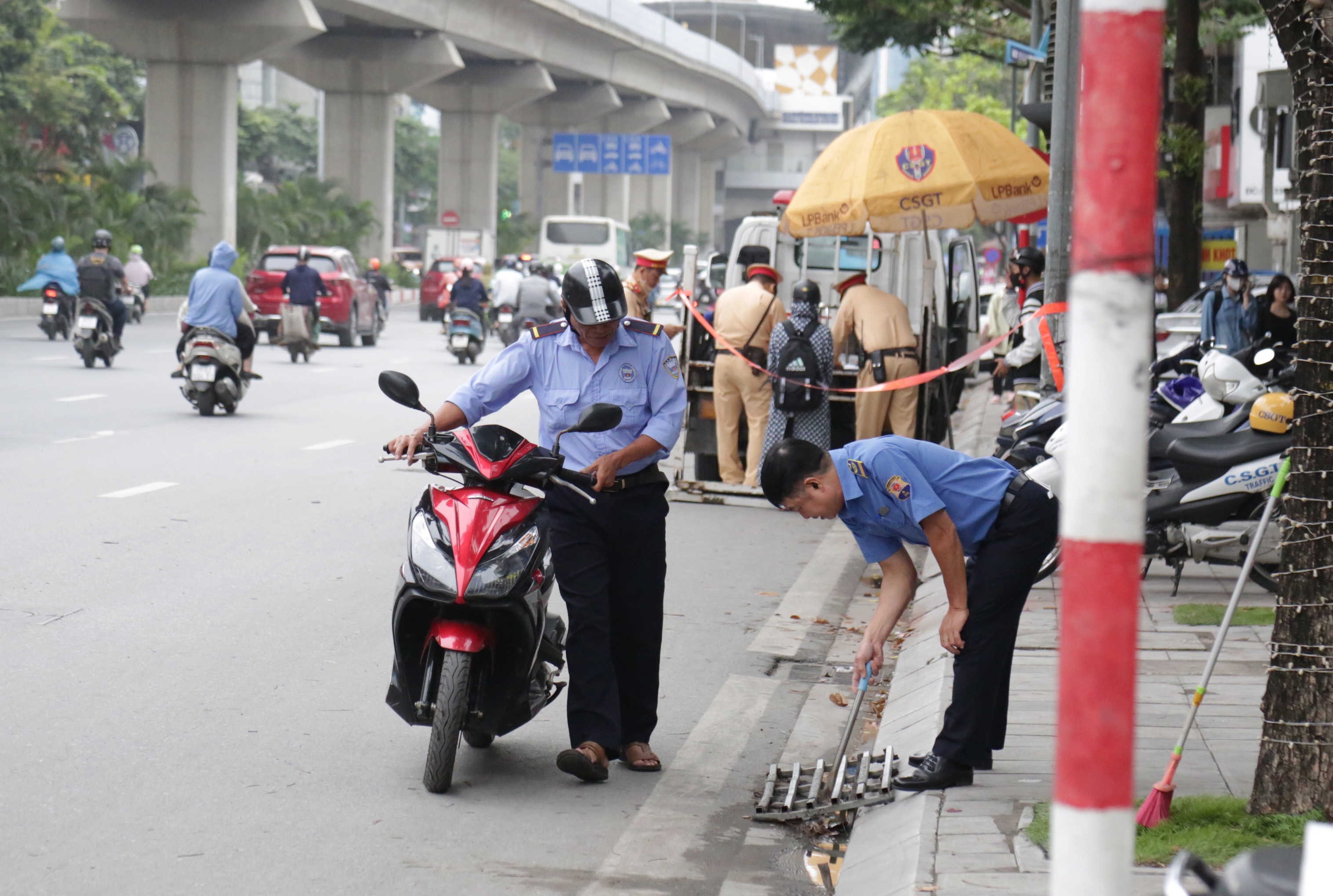 Người vi phạm dắt xe máy ngược chiều đường Nguyễn Trãi khi thấy CSGT - 4