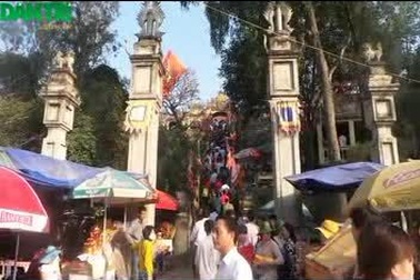 Nườm nượp người đi lễ đền Độc Cước