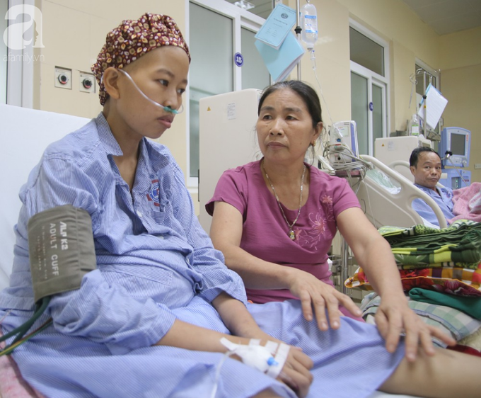 Mẹ của sản phụ bị ung thư, bất chấp nguy hiểm để sinh con: Tôi chỉ mong hai mẹ con nó được bình an trở về nhà - Ảnh 2. Mẹ của sản phụ bị ung thư, bất chấp nguy hiểm để sinh con: Tôi chỉ mong hai mẹ con nó được bình an trở về nhà - Ảnh 2.