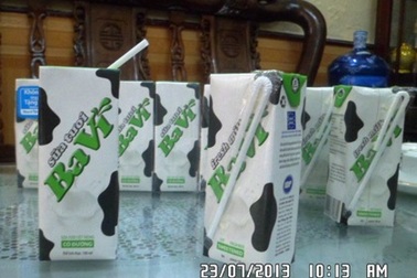 Cháu bé uống sữa mốc được kiểm tra sức khỏe