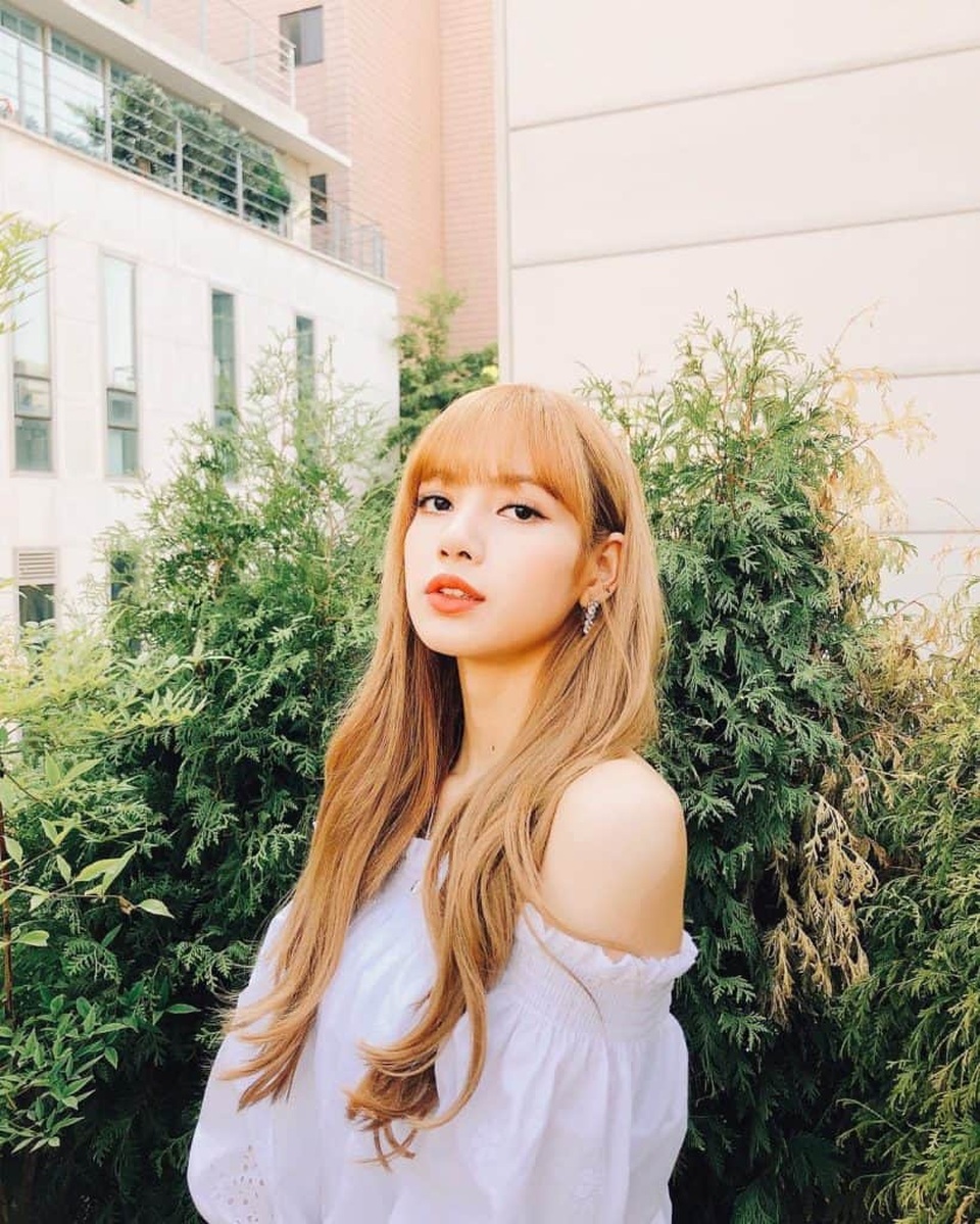 Bất ngờ với hình ảnh gợi cảm của Lisa (Blackpink) - 14 Bất ngờ với hình ảnh gợi cảm của Lisa (Blackpink) - 14