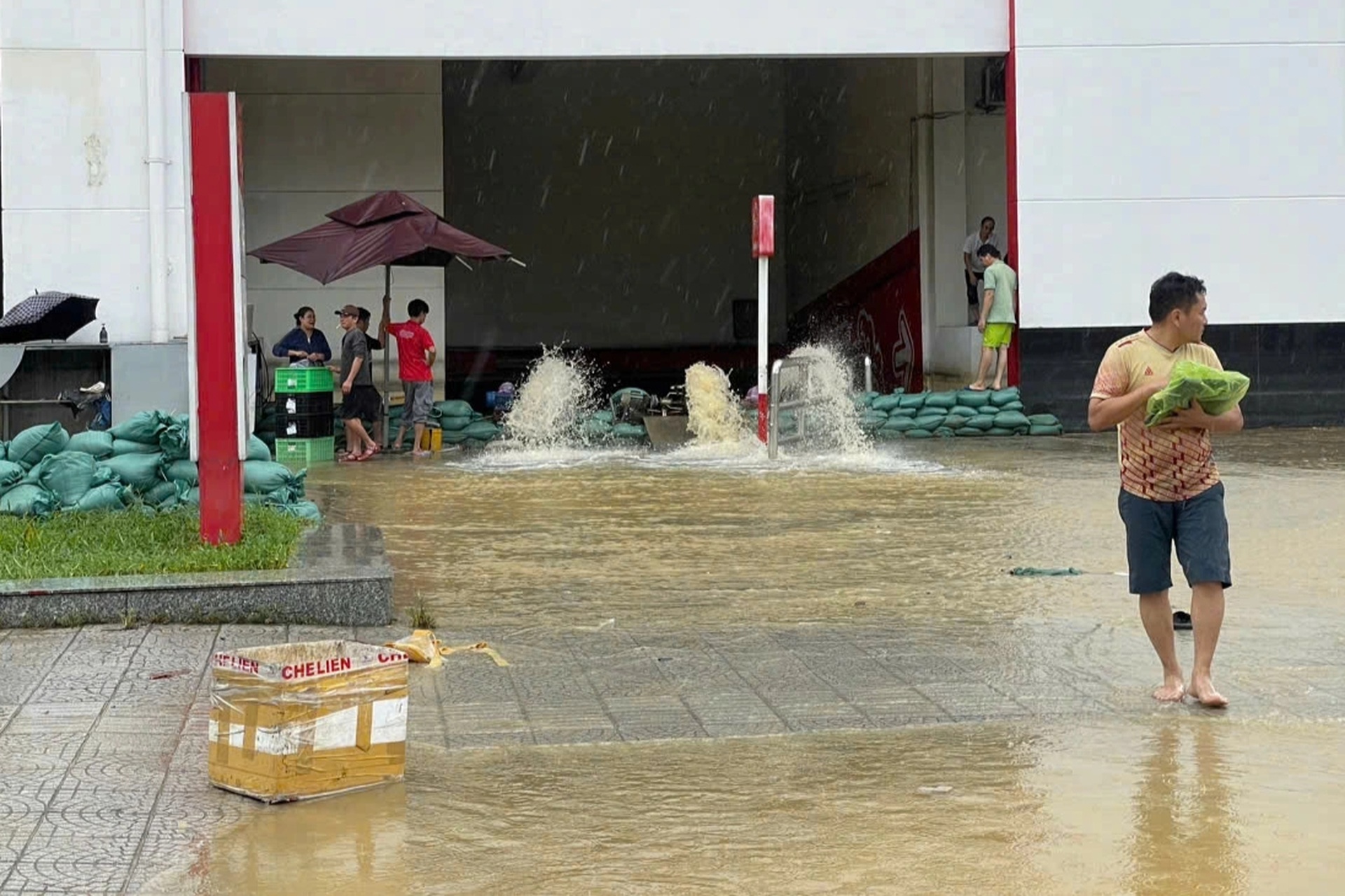 Bùn non phủ kín cố đô, người dân Huế dốc sức hồi sinh phố phường - 12 Bùn non phủ kín cố đô, người dân Huế dốc sức hồi sinh phố phường - 12