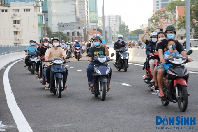 Đúng 17h10, dòng người đứng chờ từ trước đó đã tiến lên cầu Thủ Thiêm 2, nhiều người dân hào hứng với khoảnh khắc lần đầu tiên được đi trên cầu sau 7 năm chờ đợi.