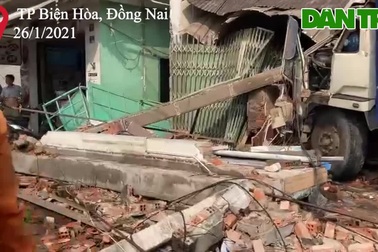 Xe tải húc bay hàng loạt phương tiện, tông sập nhà dân
