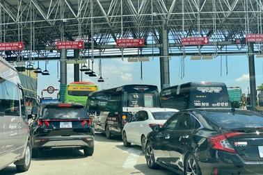 Người dân vi phạm ETC thì phạt, cơ quan vận hành sai sót sao chỉ xin lỗi?