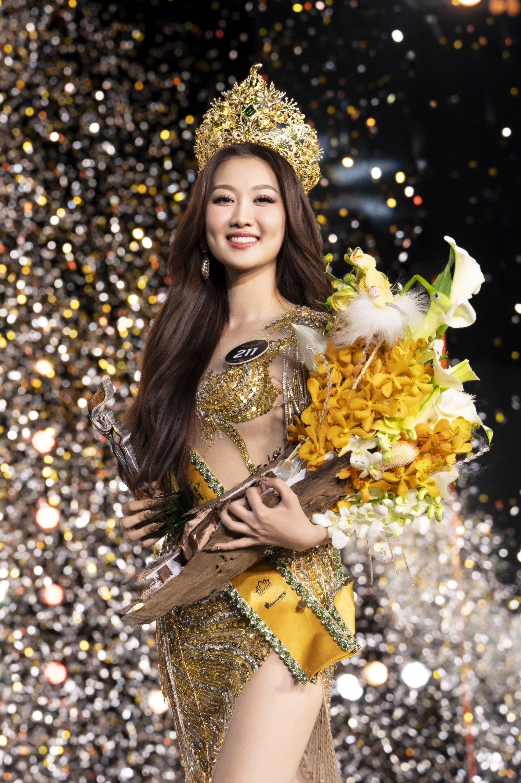 Vượt qua 35 thí sinh trong chung kết Miss Grand Vietnam 2024, người đẹp Võ Lê Quế Anh đã đăng quang ngôi vị cao nhất. Người đẹp sinh năm 2001, đến từ Quảng Nam. Cô cao 1,72m, số đo 3 vòng là 88-63-90cm, hiện hoạt động nghệ thuật tự do.