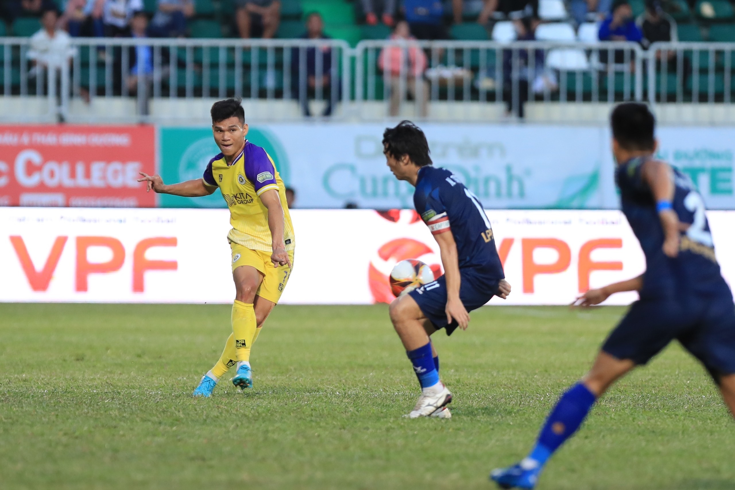 HA Gia Lai បានយកឈ្នះ Hanoi FC នៅថ្ងៃដែលលោក Vu Tien Thanh បង្ហាញខ្លួនជាលើកដំបូង - 2 HA Gia Lai đánh bại CLB Hà Nội trong ngày ông Vũ Tiến Thành ra mắt - 2