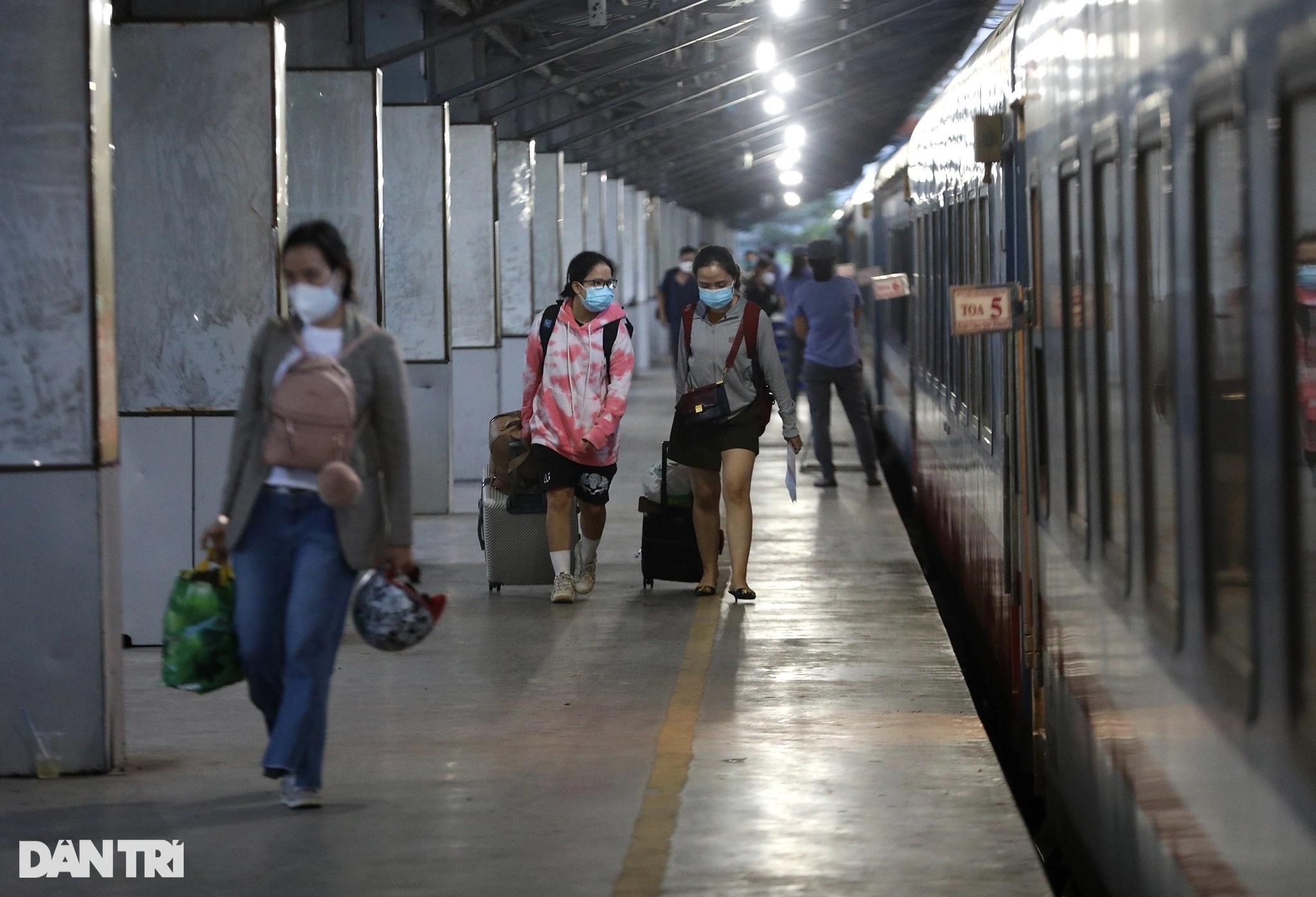 Chuyến tàu hỏa đầu tiên chạy trở lại, hành khách háo hức rời ga Sài Gòn - 6 Chuyến tàu hỏa đầu tiên chạy trở lại, hành khách háo hức rời ga Sài Gòn - 6