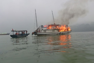 Tàu du lịch bốc cháy trên vịnh Hạ Long