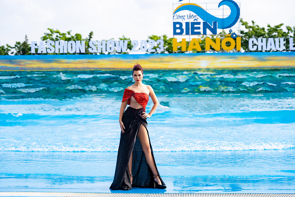 Siêu mẫu Hà Anh gợi cảm catwalk trong show thời trang - 3 Siêu mẫu Hà Anh gợi cảm catwalk trong show thời trang - 3