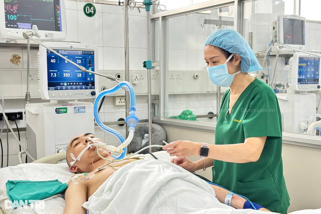 Người cha “gà trống nuôi con” gặp nạn nguy kịch, 2 con thơ mịt mờ tương lai - 2 Người cha “gà trống nuôi con” gặp nạn nguy kịch, 2 con thơ mịt mờ tương lai - 2
