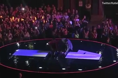 Nữ MC và cú ngã “ngoạn mục” sau một vòng xoay