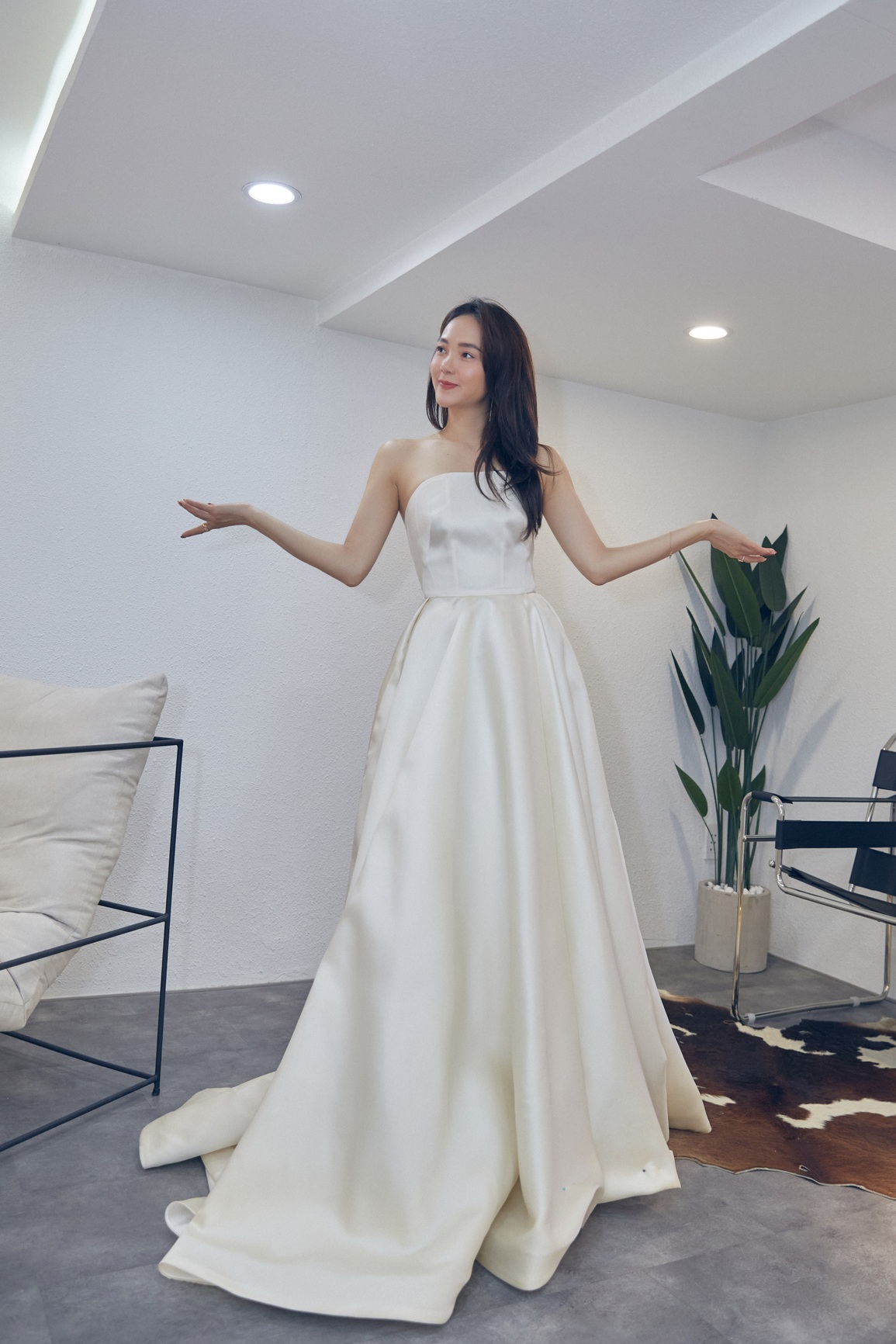 Hé lộ bộ váy vô giá được Minh Hằng diện khi chụp ảnh cưới - 5 Hé lộ bộ váy vô giá được Minh Hằng diện khi chụp ảnh cưới - 5