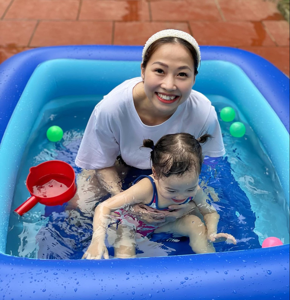 Búp bê vàng thể dục xa con 4 tháng vì dịch Covid-19 - 4 Búp bê vàng thể dục xa con 4 tháng vì dịch Covid-19 - 4