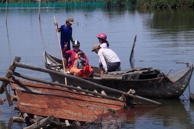 Cầu gỗ sập, dân “nín thở” ngồi đò qua sông