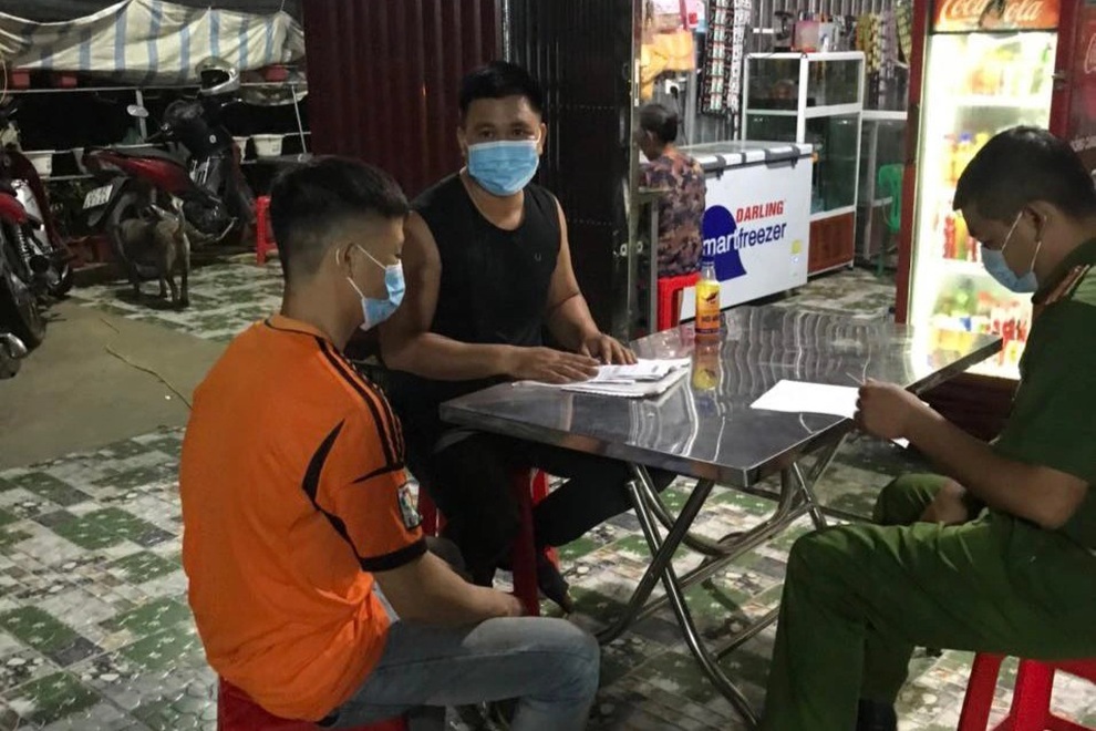 Tài xế giấu người trong thùng xe tải định thông chốt kiểm dịch - 2 Tài xế giấu người trong thùng xe tải định thông chốt kiểm dịch - 2
