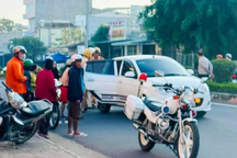 CSGT cùng người dân giúp sản phụ chuyển dạ bên đường