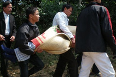 Không cho đưa xác chết ra khỏi hiện trường vì sợ… xui