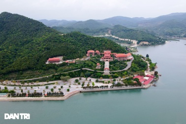 Ngôi chùa lưng tựa núi, mặt hướng vịnh Bái Tử Long độc đáo ở Quảng Ninh