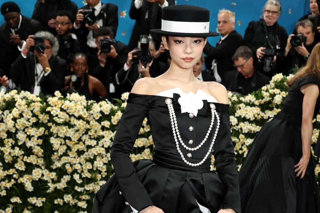 Lisa diện mốt nội y gợi cảm, đối lập với Jennie kín đáo tại Met Gala